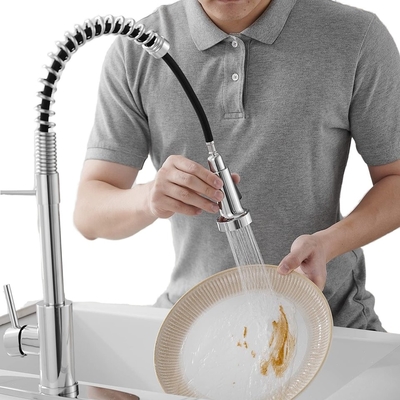 デッキに設置された単柄引く式キッチン水槽